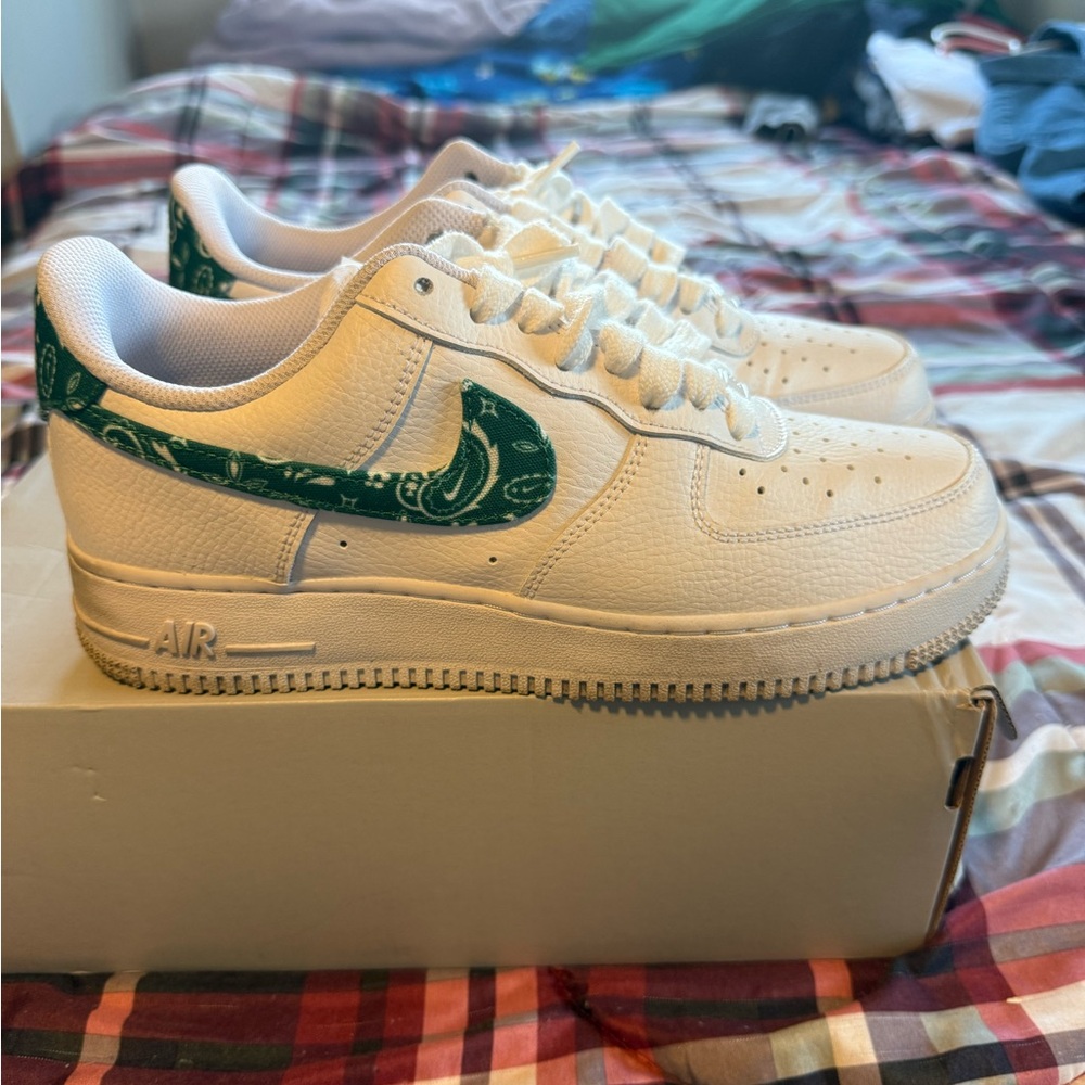 Nike Air Force 1 '07 ESS White Sneakers